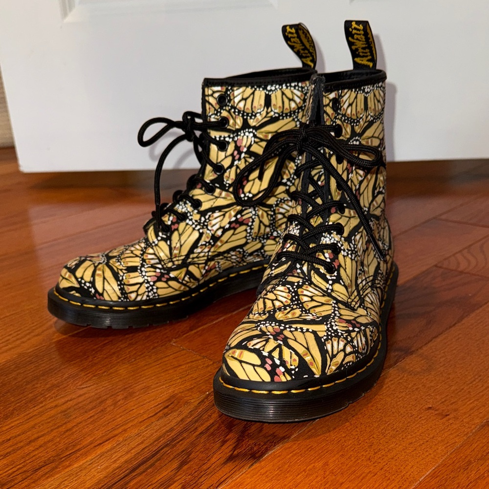 Dr. Martens 1460 8-eye lace up boots Butterfly yellow print Sz 7